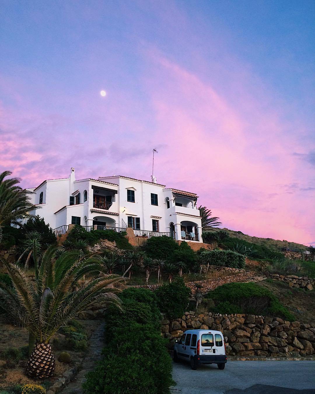 Eine Ferienwohnung wie hier auf Menorca ist nicht nur oft günstiger als ein Hotel, man bleibt auch bei der Verpflegung flexibel.
