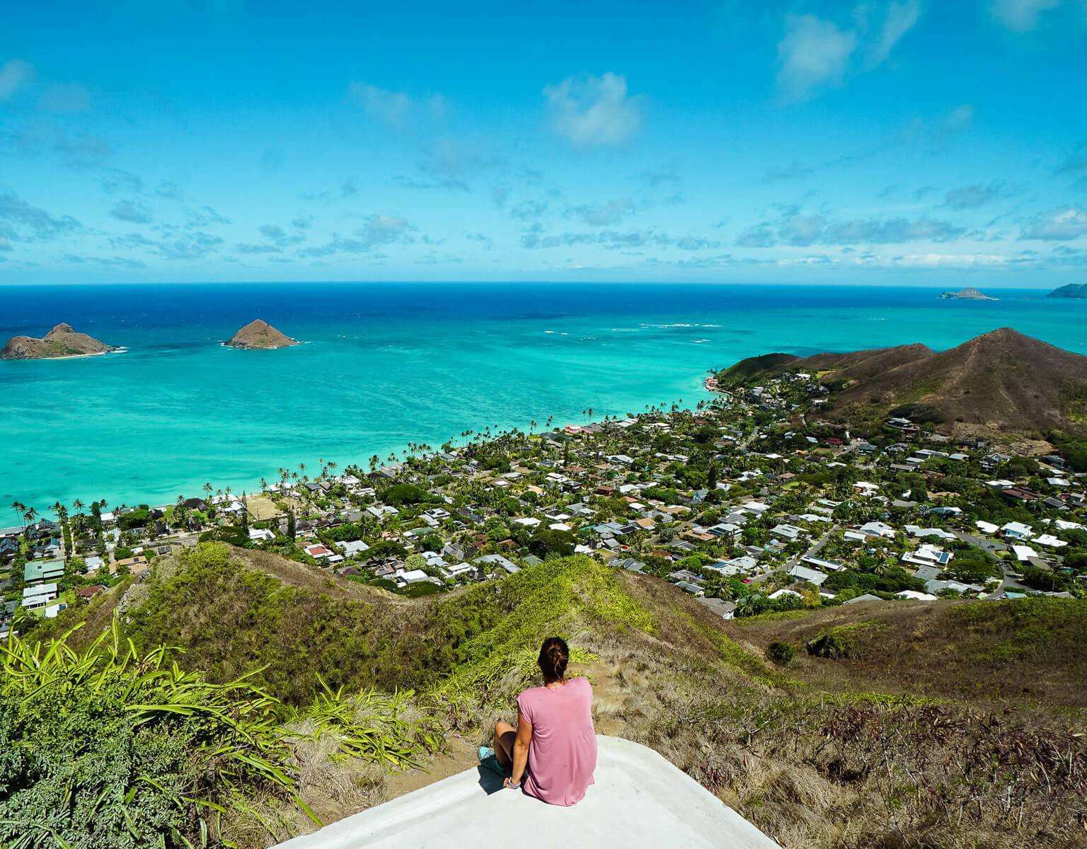 Ein sagenhaften Rundumblick über Hawaii und dem Lanikai Beach erwartet einem auf dem Emde des Pillbox Hike, kleine Hütten zieren in grüner Vegetation die Landschaft und das azurfarbene Meer verschmilzt am Horizont mit dem Himmel.