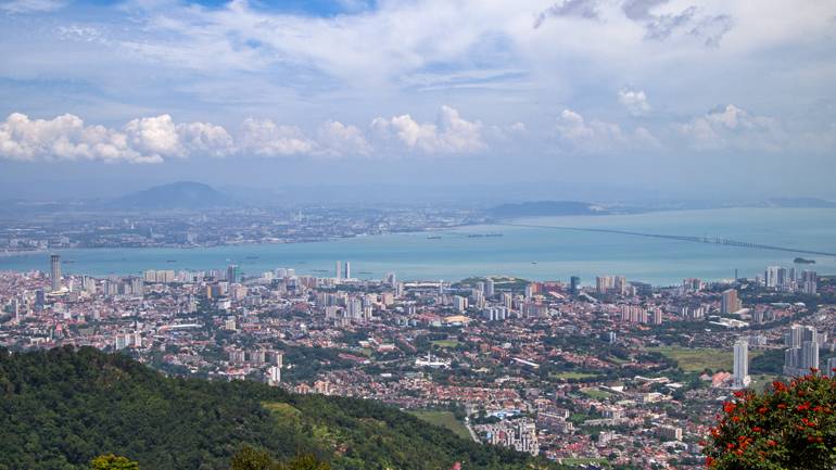 Malaysia: Aussicht vom Penang Hill auf George Town und das Festland.