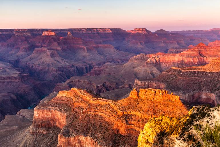 Die untergehende Sonne lässt den Grand Canyon glühen.