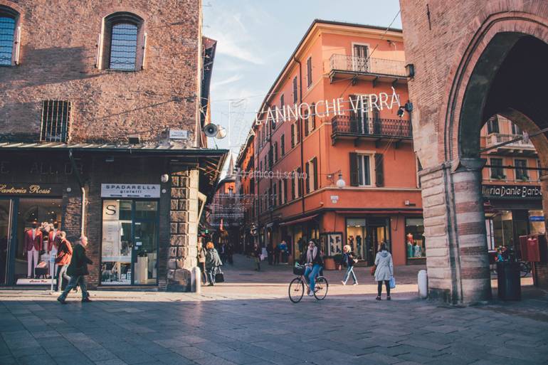 Wegen ihrer terrakottafarbenen Altstadt wird Bologna „die Rote“ genannt.