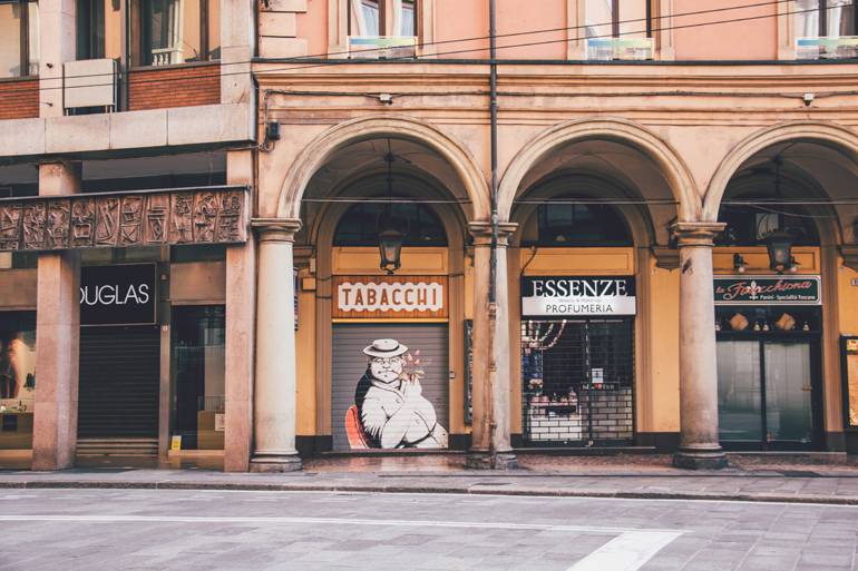 Torbögen mit Geschäften dahinter in Bologna.