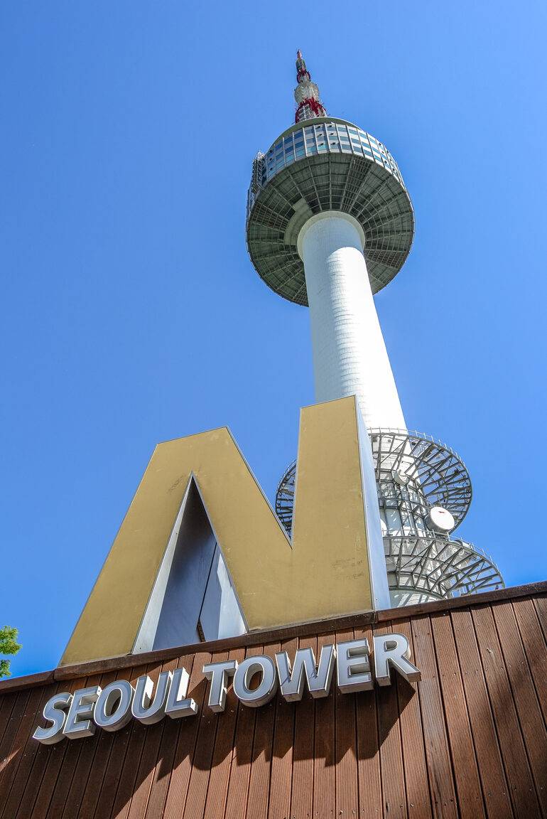 Seoul Sehenswürdigkeiten: Ein Turm mit einem großem N davor.