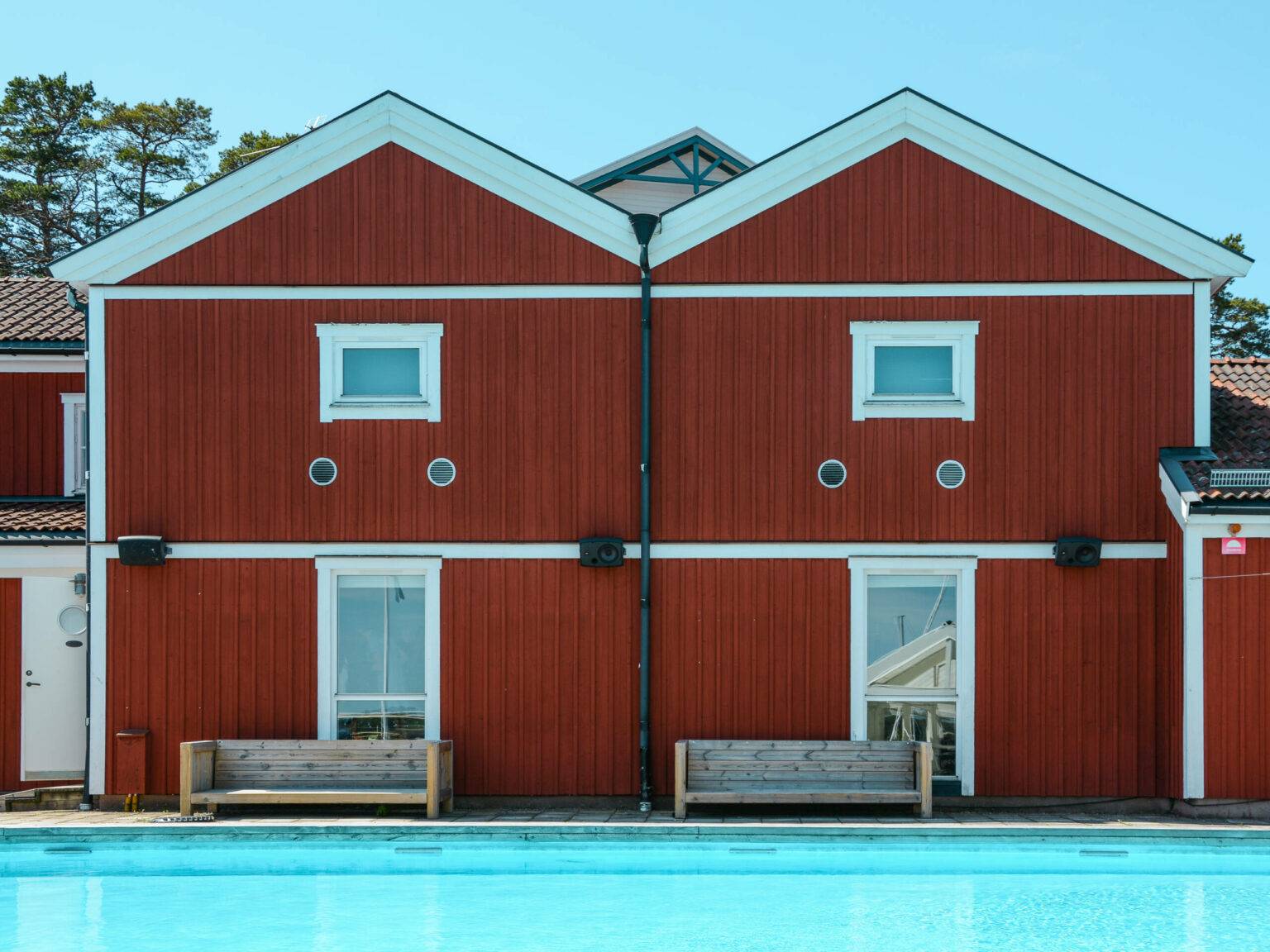 Im Swimming Pool vor den typisch roten Badehäuschen des Sea Clubs auf der Insel Sandhamn können sich Gäste im Sommer erfrischen.