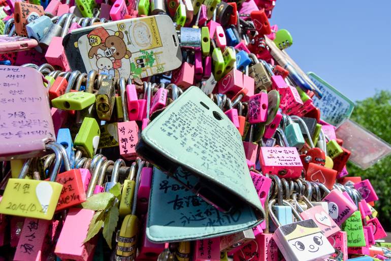 Seoul Sehenswürdigkeiten: Bunte Handyhüllen und Liebesschlösser hängen an einem Geländer.