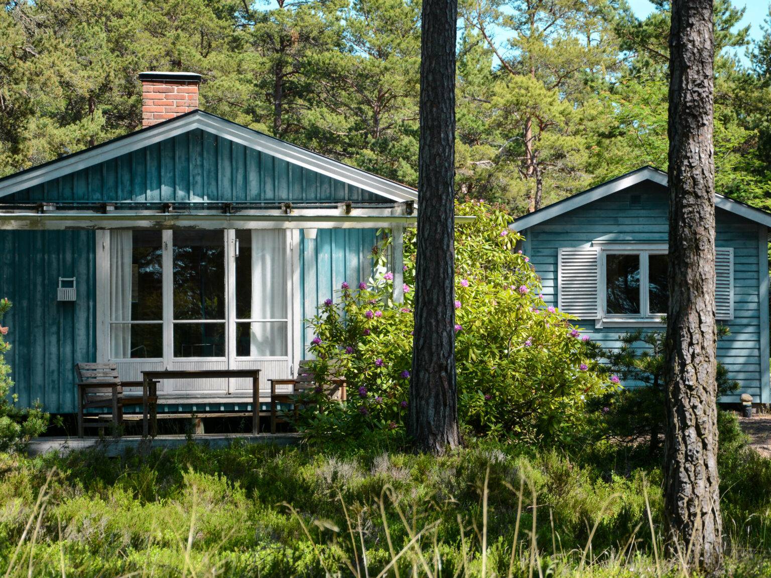 Eine mögliche Unterkunft könnte dieses niedliche, blau gestrichene Ferienhäuschen im Wald auf der Insel Sandhamn sein.