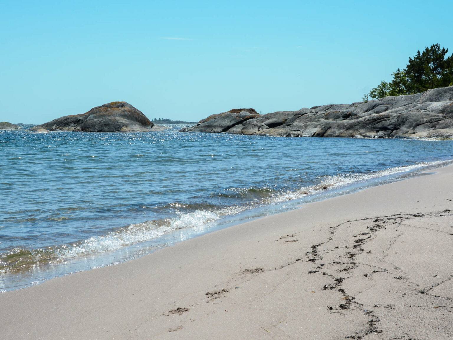 Sand unter den Füßen gibt es an diesem Strandabschnitt namens Trouville auf der Schäreninsel Sandhamn.
