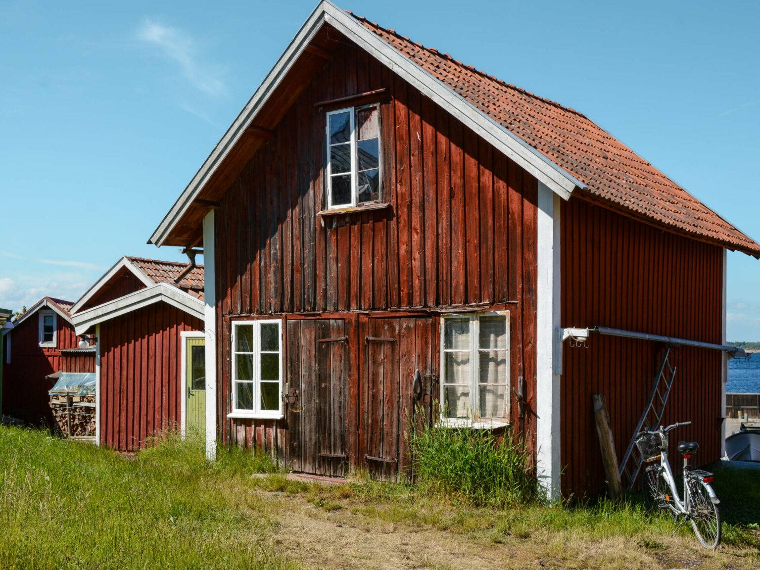 Ein typisches schwedisches Ferienhaus aus Holz mit rotem Anstrich macht die Idylle auf der Schäreninsel Sandhamn perfekt.