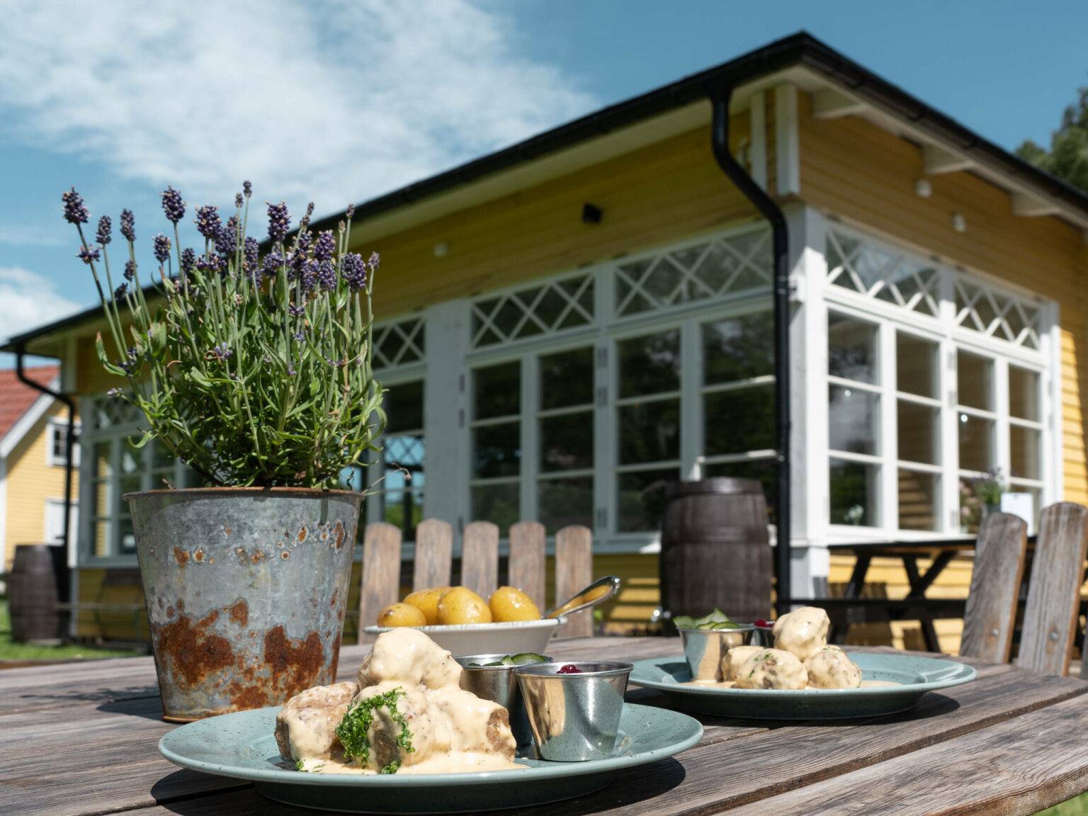 Große, schön angerichtete Teller mit den traditionellen, schwedischen Köttbullar und Kartoffeln als Beilage serviert das Möja Värdshus im Schärengarten.