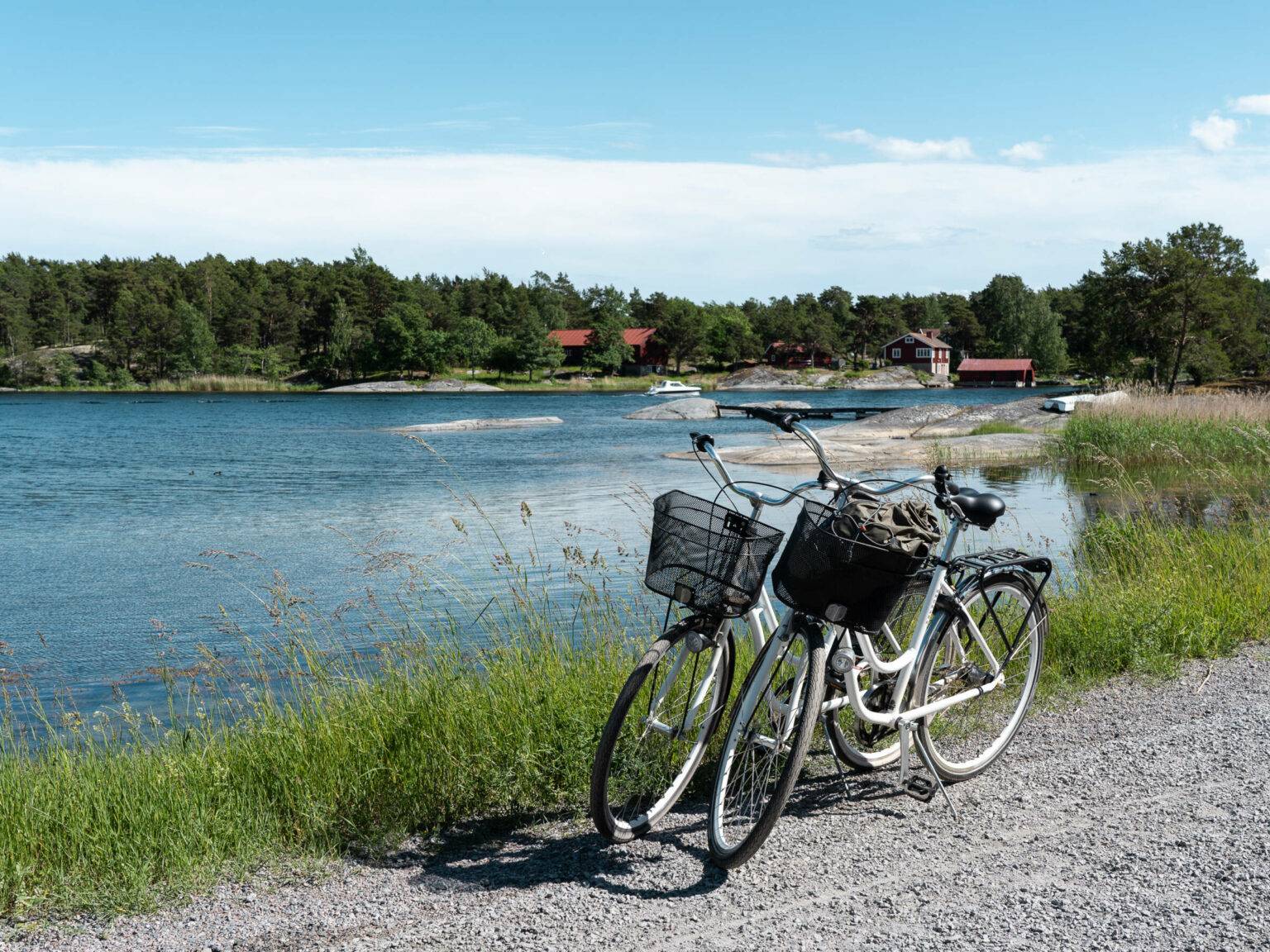 Auf der Insel Möja bietet sich eine Tour mit den Fahrrädern an, so kann man unterwegs an den schönsten Meeresbuchten halt machen.
