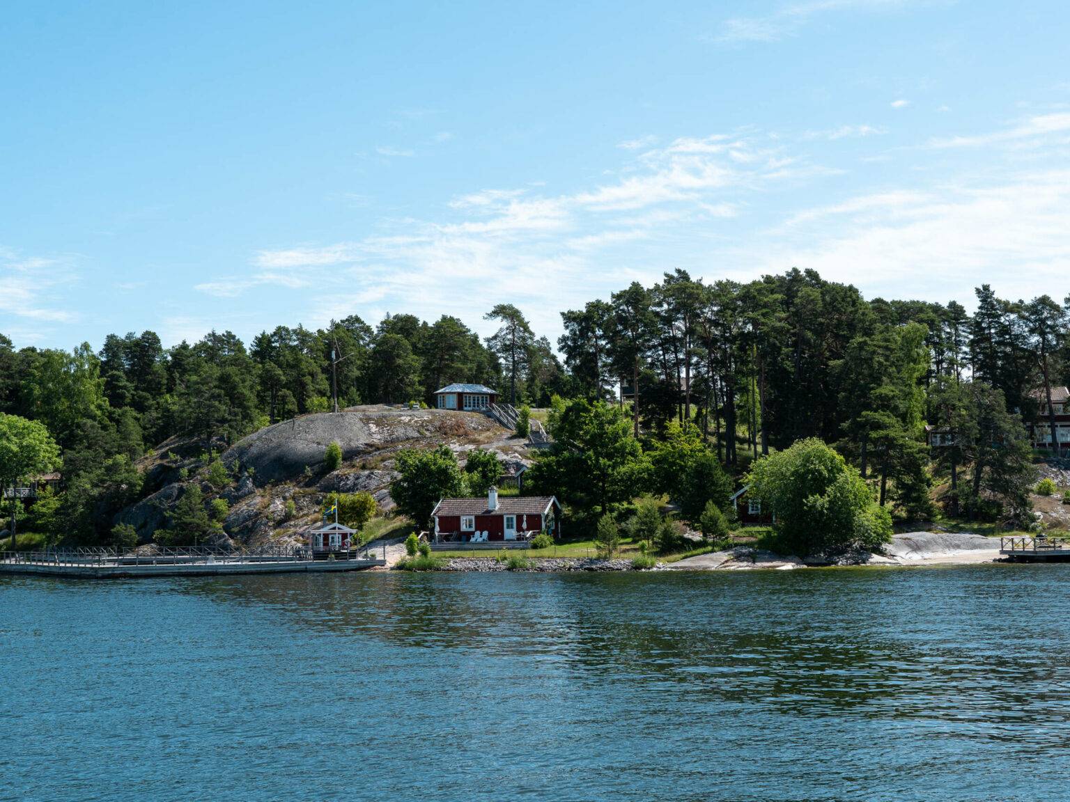Ein paar Ferienhäuschen liegen an der Küste der am nächsten zur Stockholmer Innenstadt gelegenen Insel Fjäderholmarna.