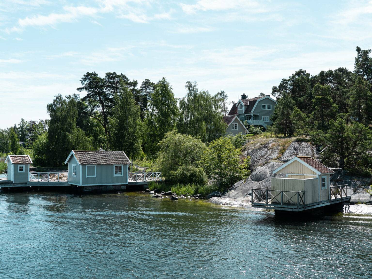 Unbedingt zu empfehlen ist ein Ausflug von Stockholm zu den kleinen, bunten Badehäusern aus Holz, die sich auf den Inseln des Schärengartens ans Ufer schmiegen.
