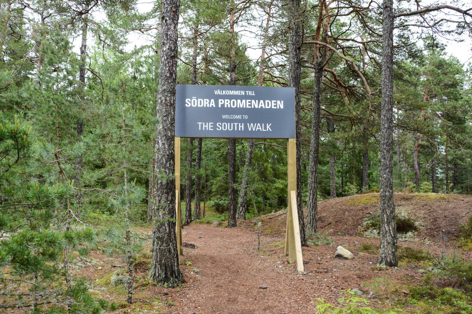 Die Schilder „Norra Promenaden“ und „Södra Promenaden“ weisen die Rundwege durch den Wald am Artipelag aus.