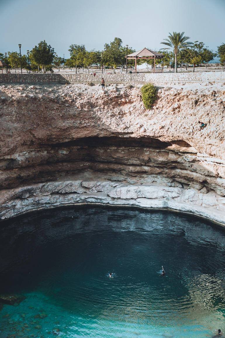 Der kreisrunde Krater entstand durch einen Einbruch von Sandsteinschichten und ist heute mit türkisblauem Wasser gefüllt – ein toller Anblick und die perfekte Abkühlung!