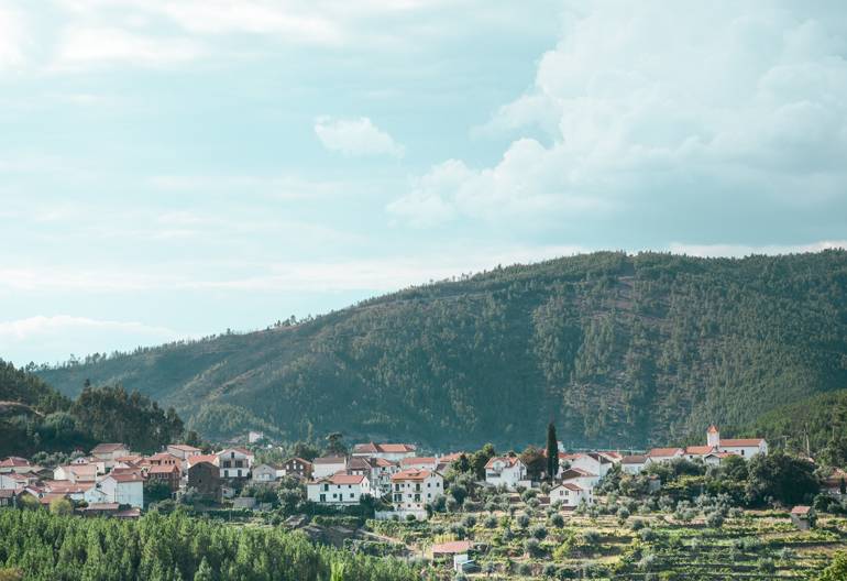 Terrassenfelder und eine Handvoll Häuser - es lebt sich idyllisch in den Bergdörfern der Serra da Estrela. 