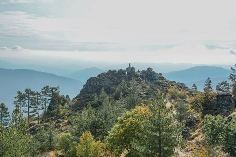 Aussicht von oben auf die Berge.