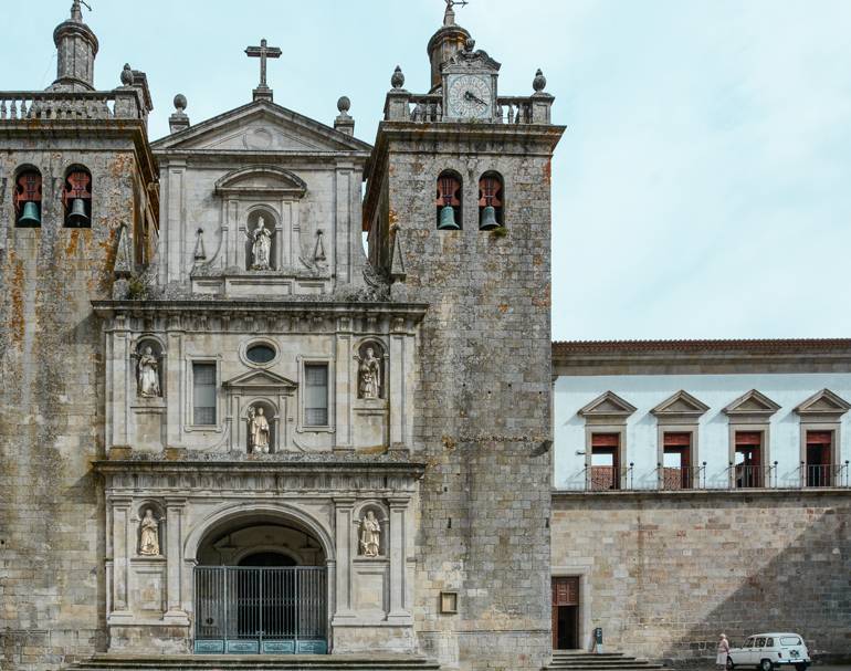 Hinter der streng-schlichten Fassade der Kathedrale von Viseu findet man einen Kreuzgang mit Azulejos.
