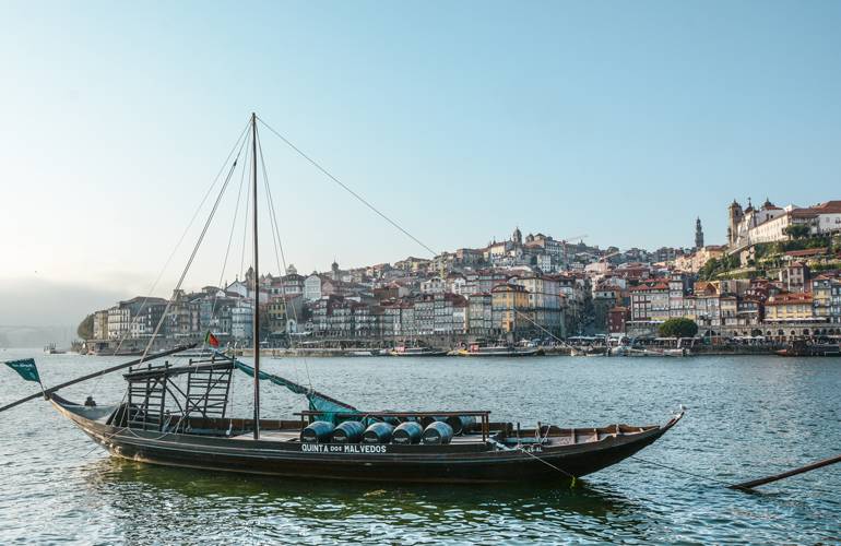 Einen der besten Panoramablicke auf Porto hat man von der Promenade in Gaia am südlichen Douro-Ufer.