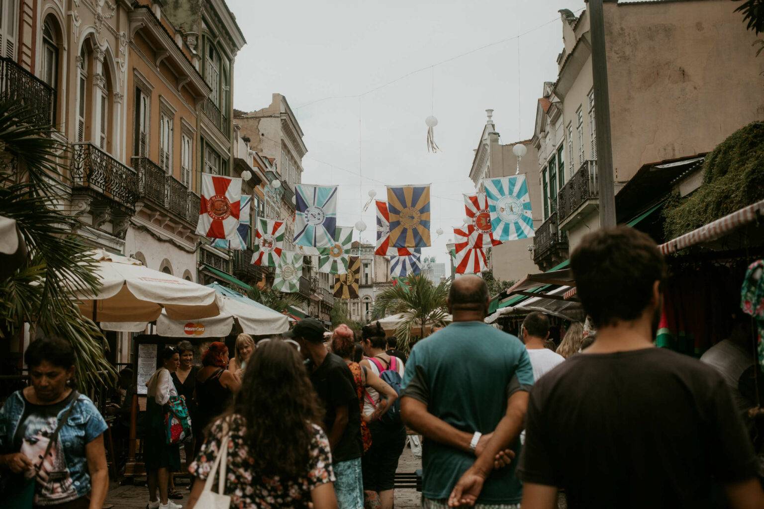 Einmal im Monat wird es auf der Rua do Lavradio in Lapa besonders lebendig: Die Feira do Rio Antigo bringt Vintage-Atmosphäre in die Stadt.