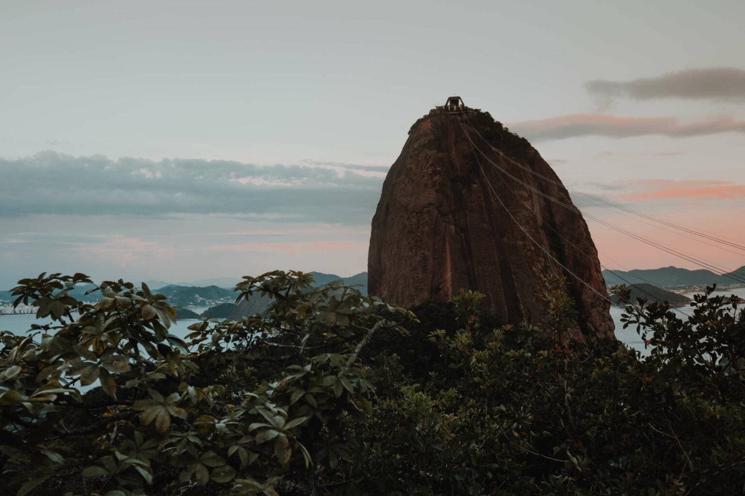 Bei Sonnenuntergang besonders schön: Der Zuckerhut, das zweite große Wahrzeichen Rios.