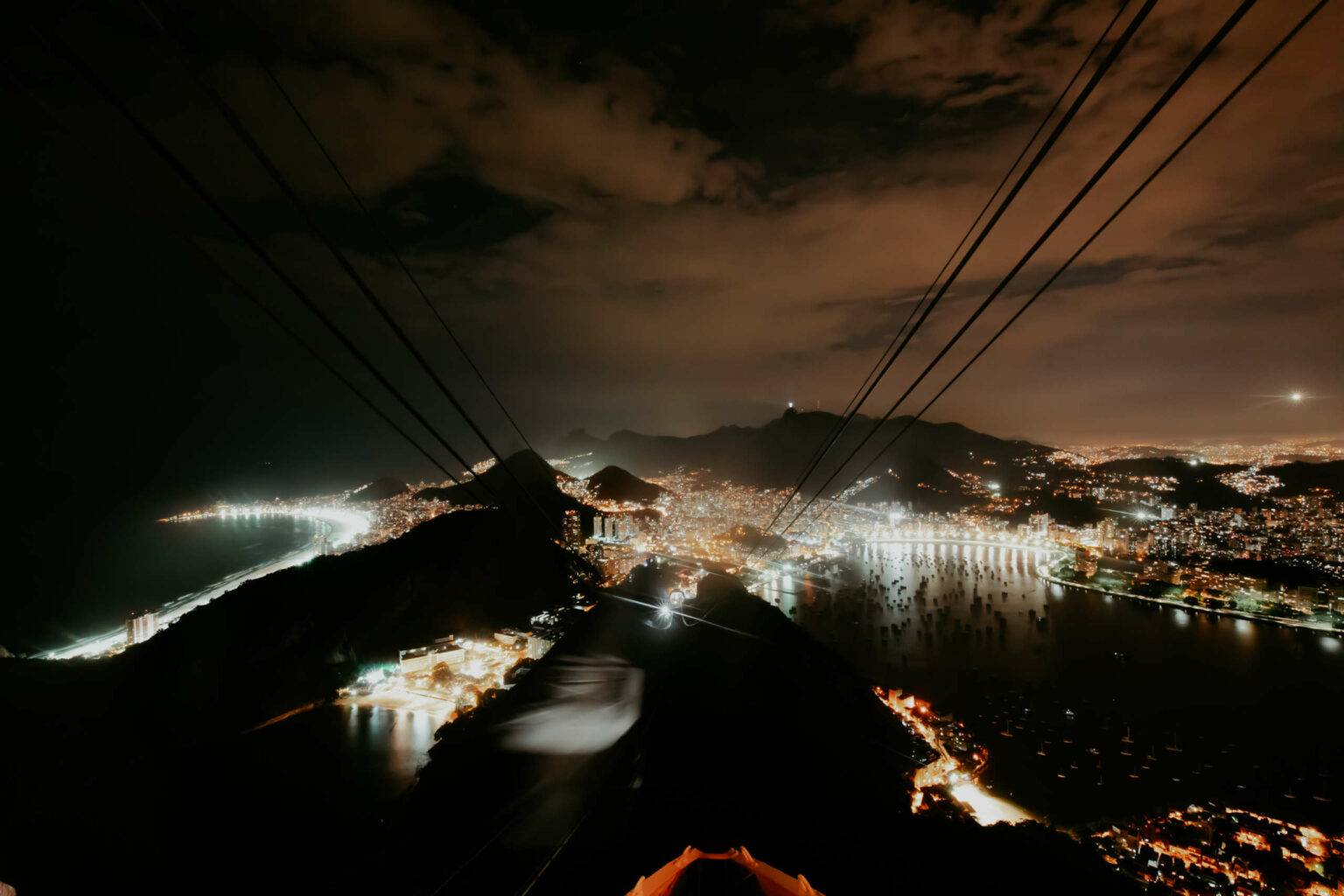 Rio bei Nacht: Wie funkelnde Sterne leuchten die Lichter der Stadt.