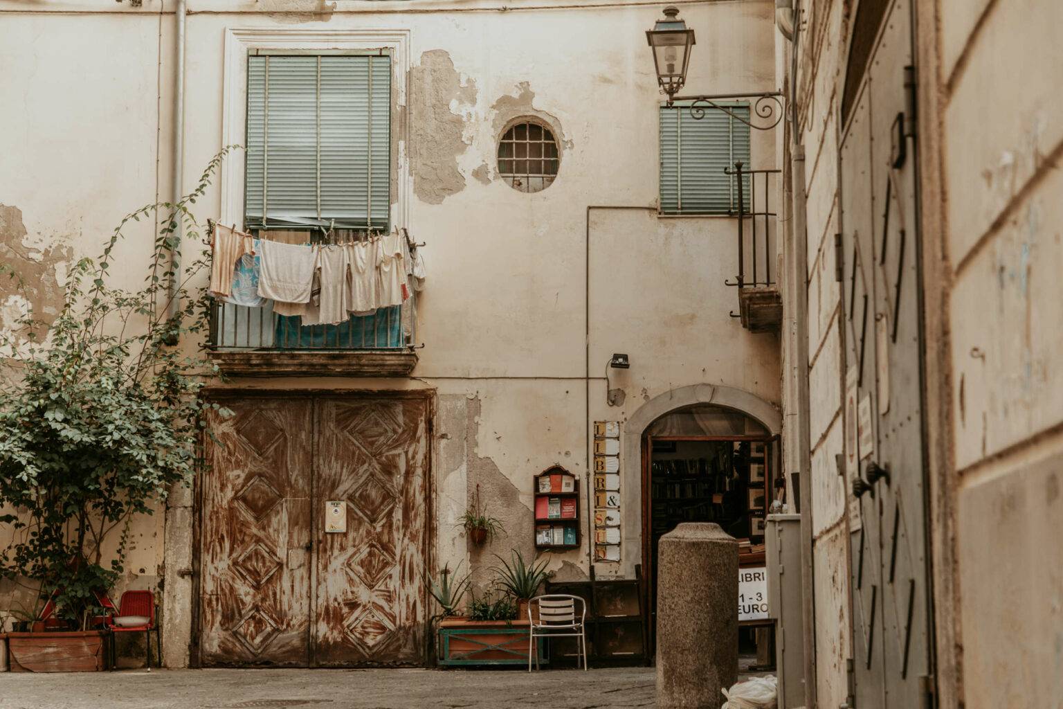 Rauh und (noch) unentdeckt: Innenhof in der Altstadt von Salerno.