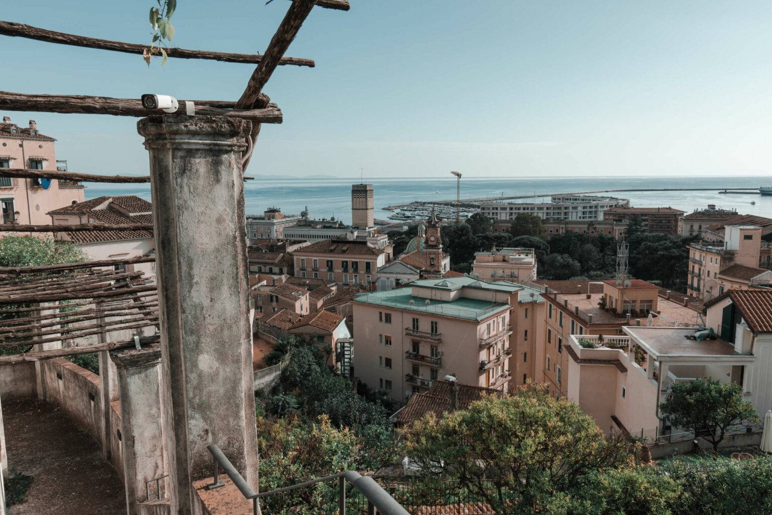 Freie Sicht auf Salerno: Der Giardino della Minerva thront hoch über der Stadt.