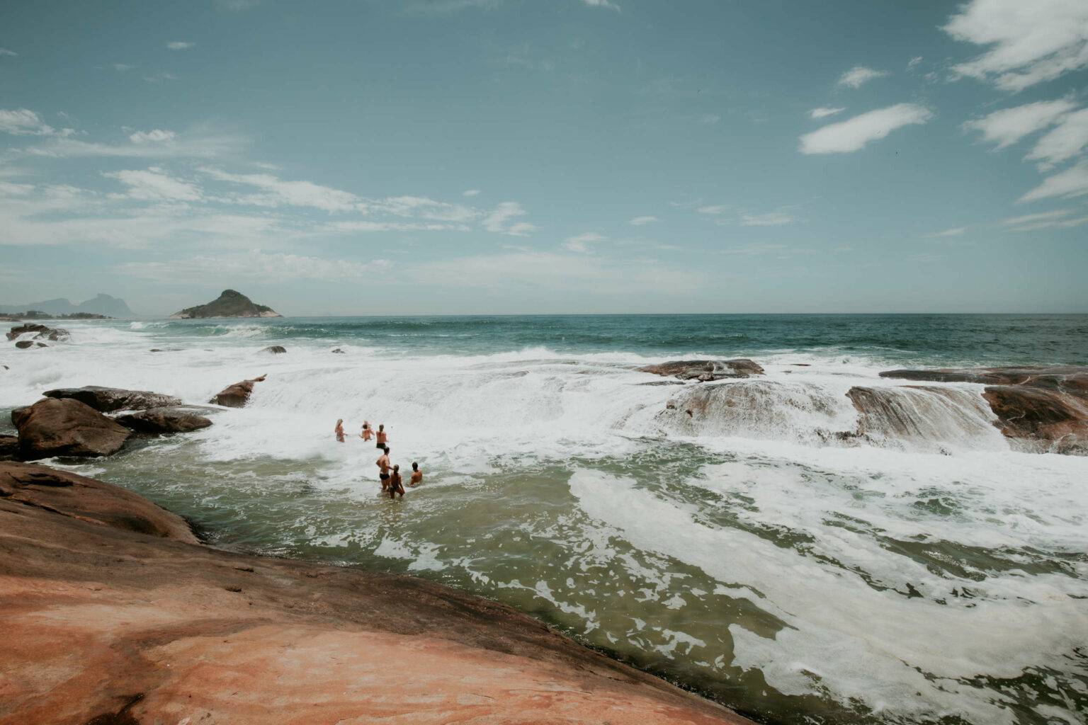 Hinter den Felsen tost das Meer: Die Praia do Secreto ist ein Spielplatz der Naturgewalten.