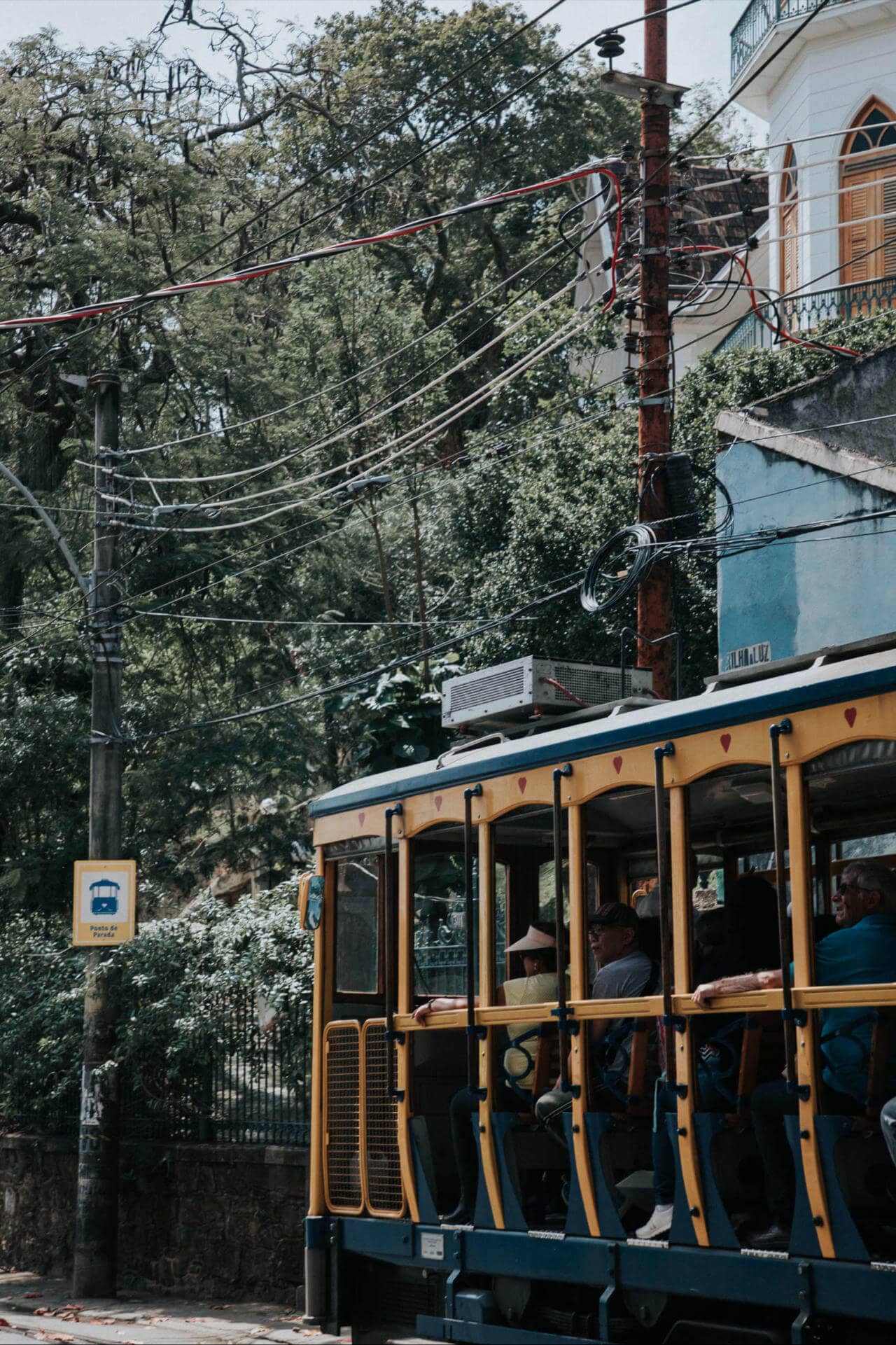 Gemächlich ruckelt sie durch Santa Teresa: Die berühmte gelbe Tram.