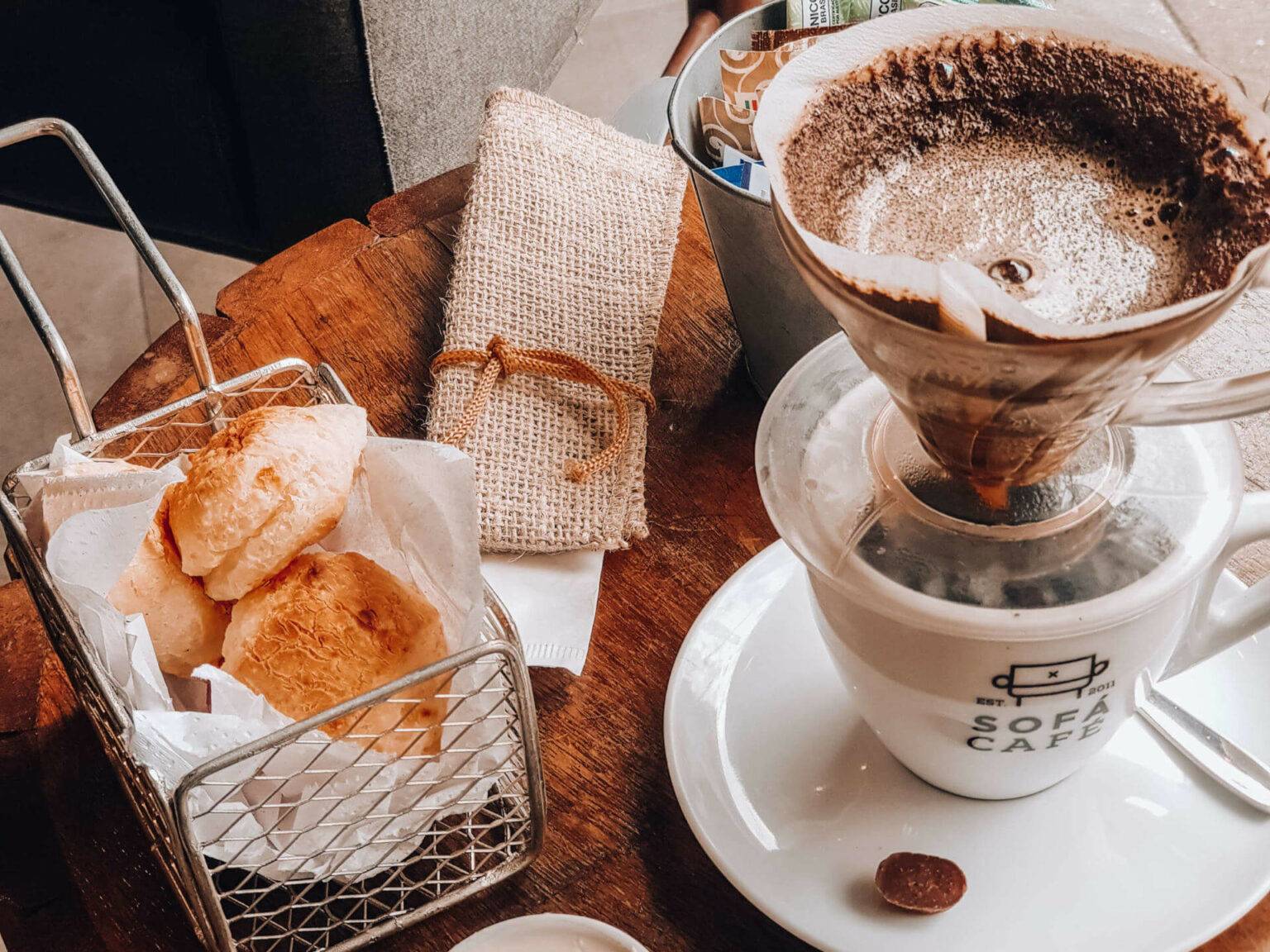 Brasilianische Essen: frisch gebrühter Kaffee und Käsebrötchen