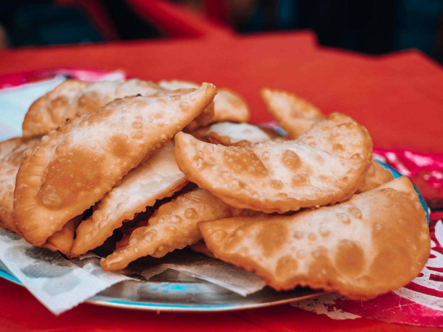 Brasilianisches Essen: Der Appetizer Petiscos, gefüllte Teigtaschen.