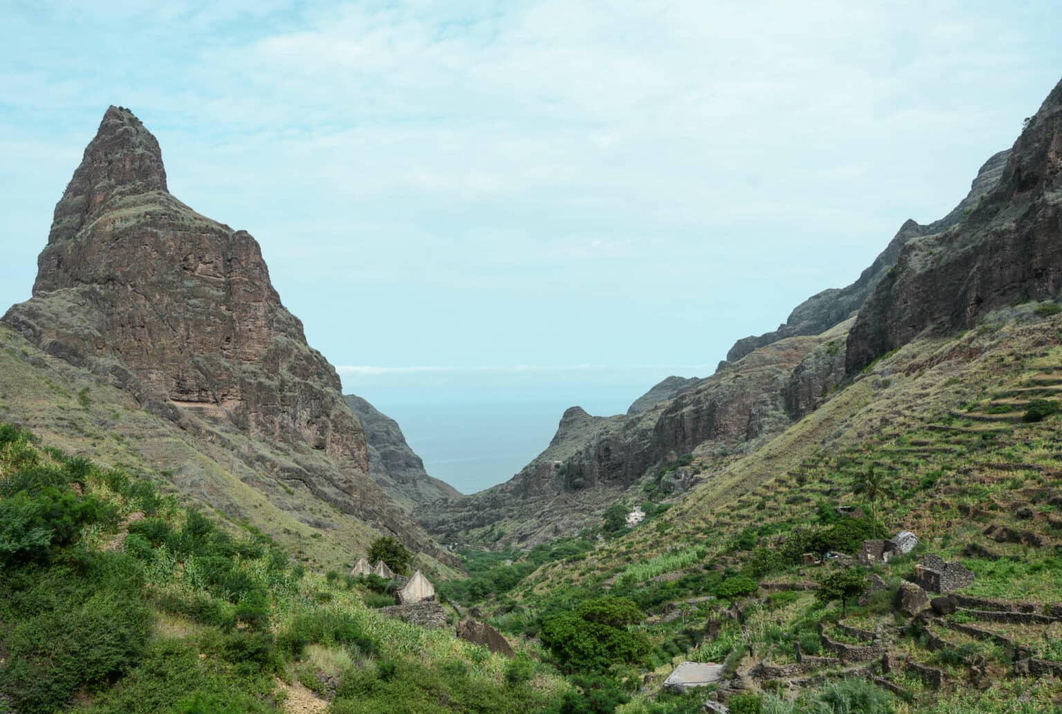 Bei einer Küstenwanderung auf Santo Antao auf den Kapverden kann man zwischen den Berggipfeln immer wieder das Meer sehen.