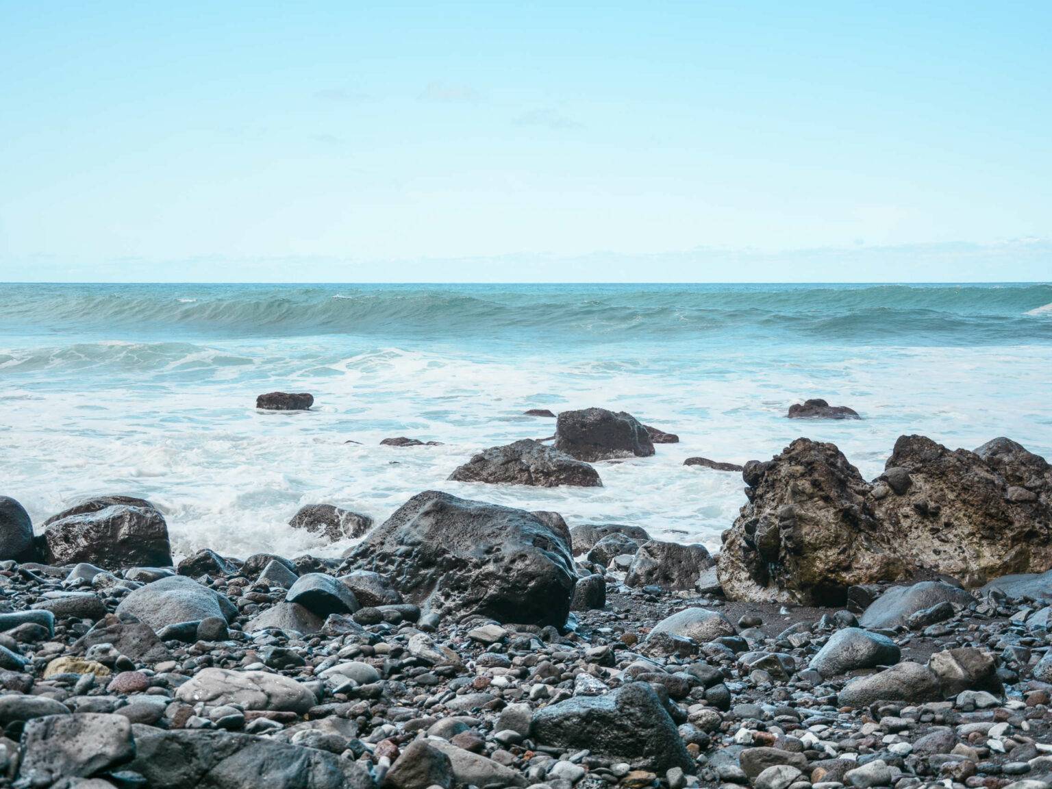 Auf der Kapverdischen Insel Santo Antao lockt bei einer Küstenwanderung von Ponta do Sol bis Cha de Igreja das Meer zum Baden, es ist aber leider wegen seiner starken Brandung zu gefährlich.