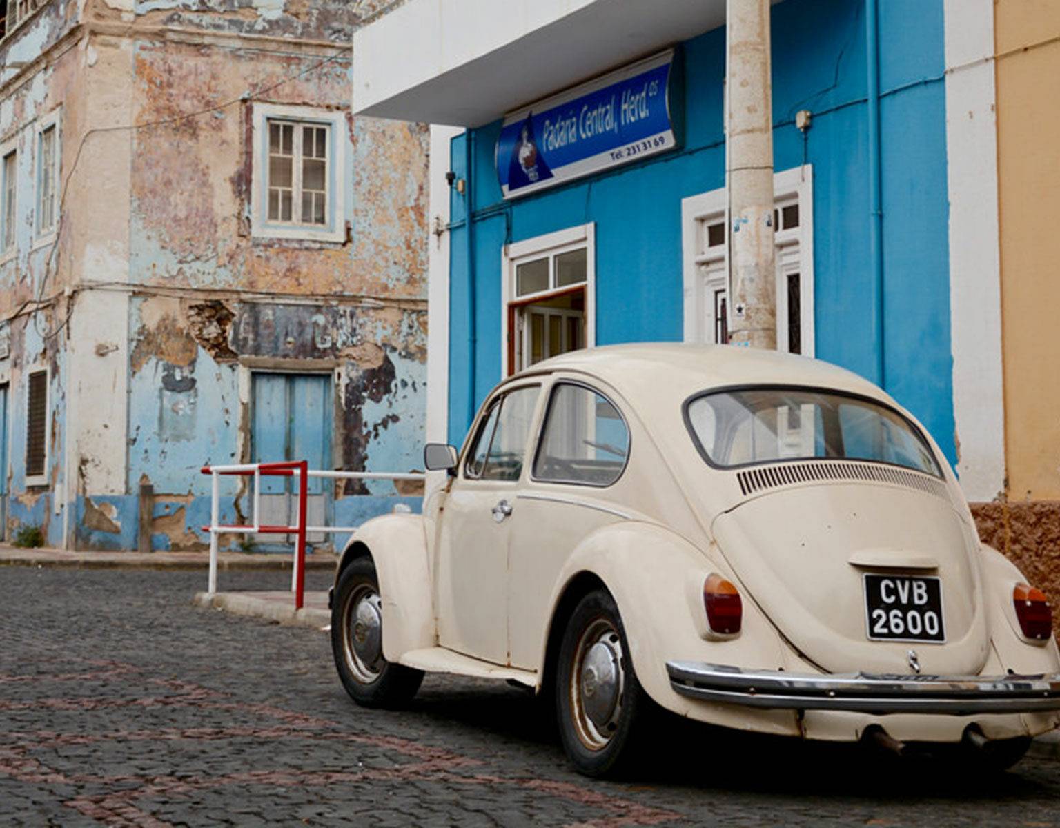 Ein weißer VW Käfer in den Gassen von Mindelo auf den Kapverden