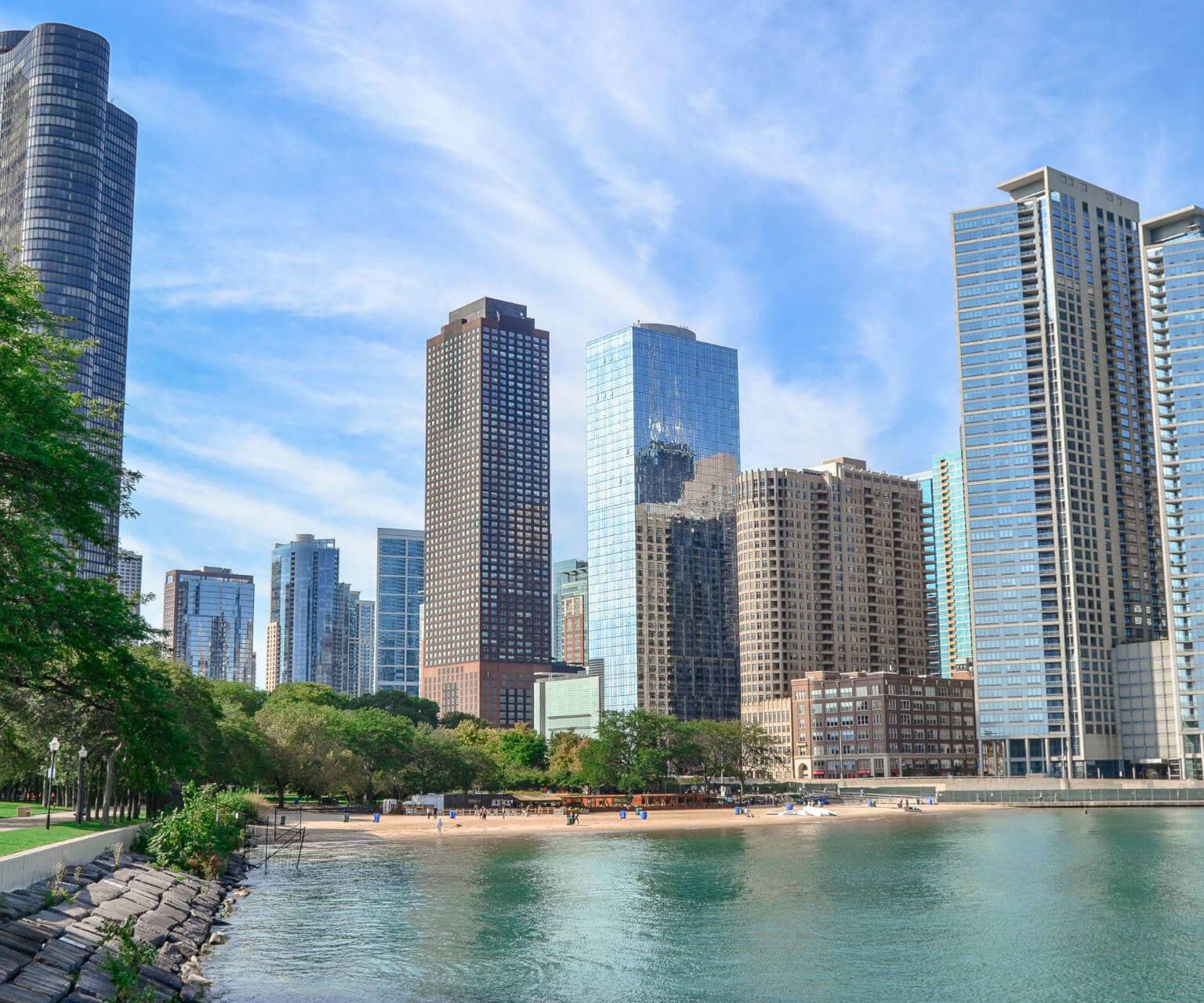 Natur und Strand umsäumt von Wolkenkratzern in Chicago.