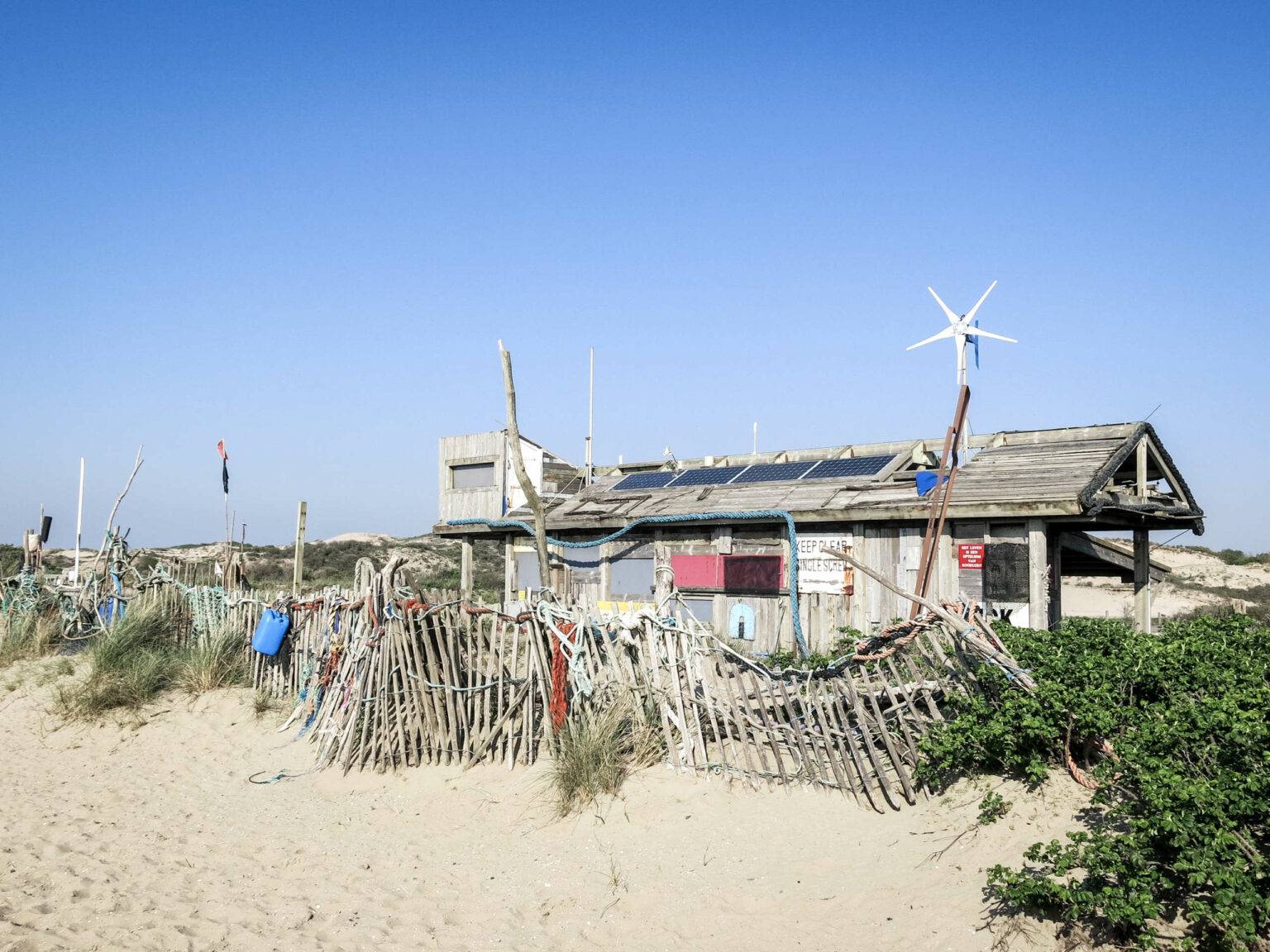 Eine Hütte am Strand in den Niederlanden die einem Strandjutter gehört und als Museum für Strandgut genutzt wird