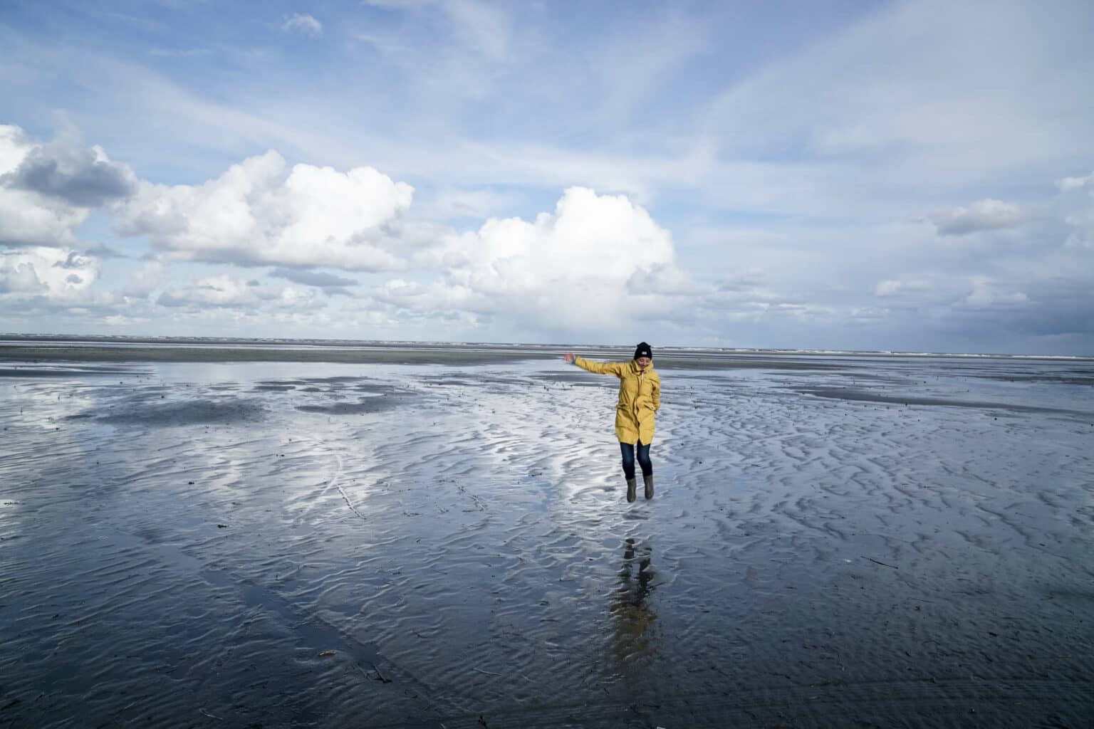 An den weißen Sandstränden von Ameland ist jederzeit etwas zu sehen und zu erleben, ob es nun ein sonniger Sommertag ist oder bei einem Herbststurm.