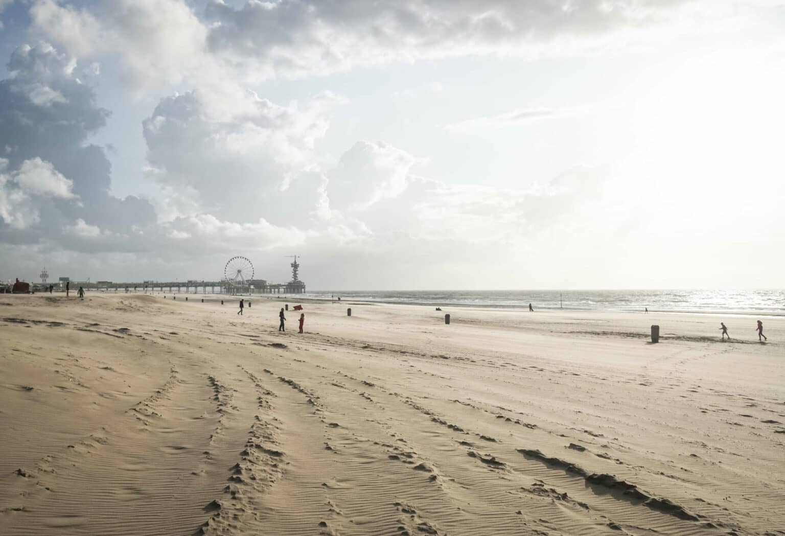 Wer den Trubel nicht mag: Rechts vom Pier in Scheveningen beginnt der weitläufige Noorder-Strand.