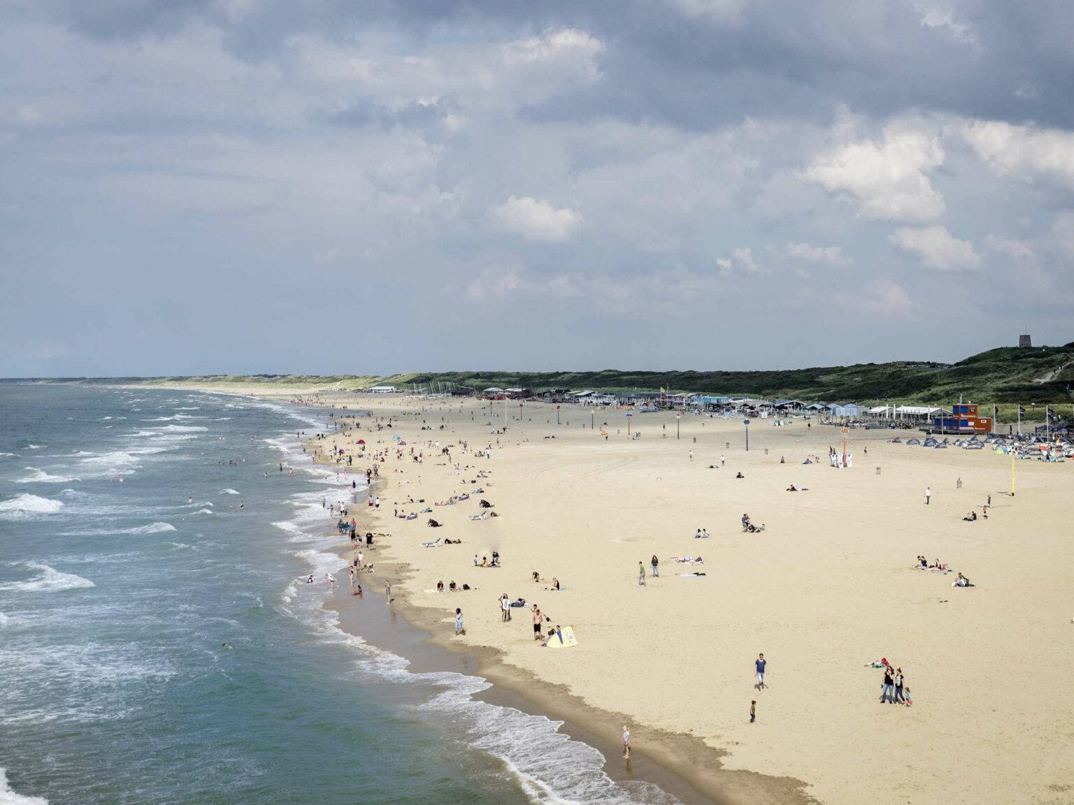 Blick auf einen belebten Strand an der niederländischen Nordseeküste