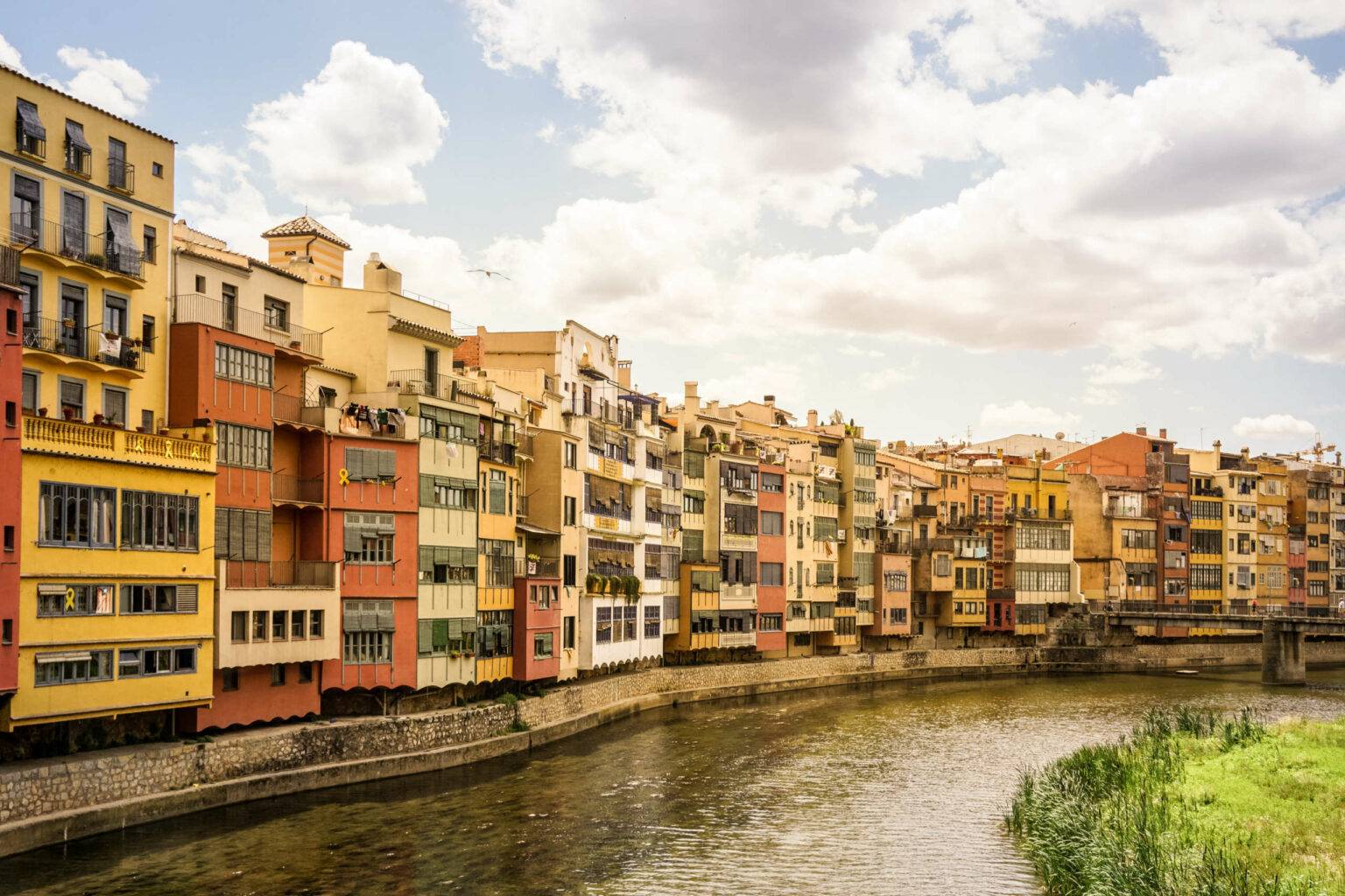 Gironas berühmte bunte Häuserfassaden am Fluss Onyar, der Altstadt und Neustadt trennt.