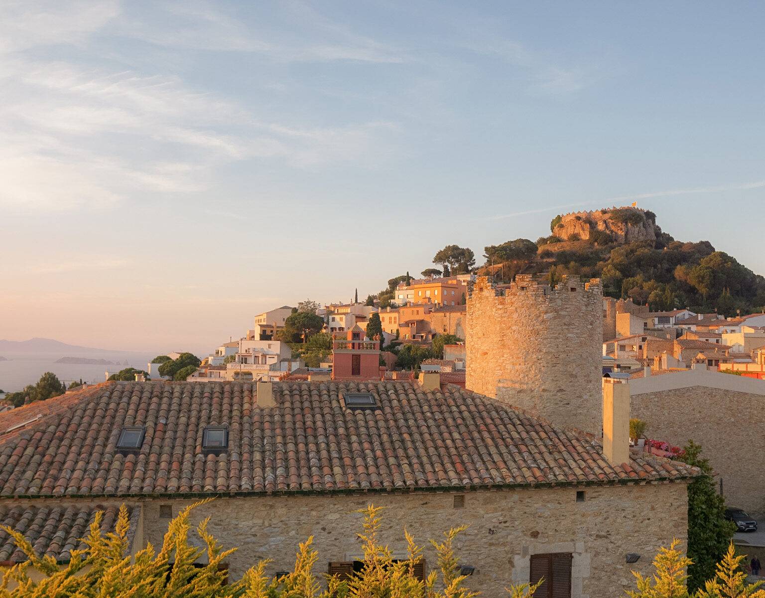 Blick auf alte Burgen und Häuser an der Costa Brava zum Sonnenuntergang