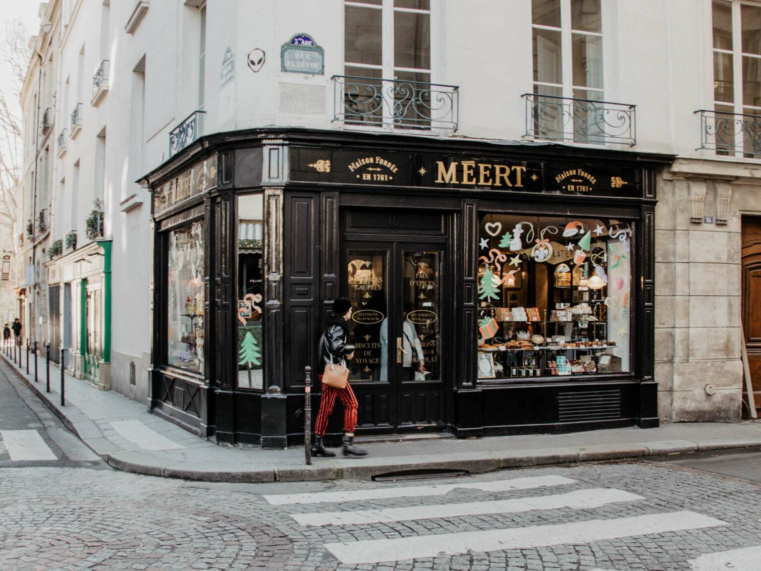Das Geschäft Méert im Jüdischen Viertel in Paris ist weihnachtlich dekoriert.