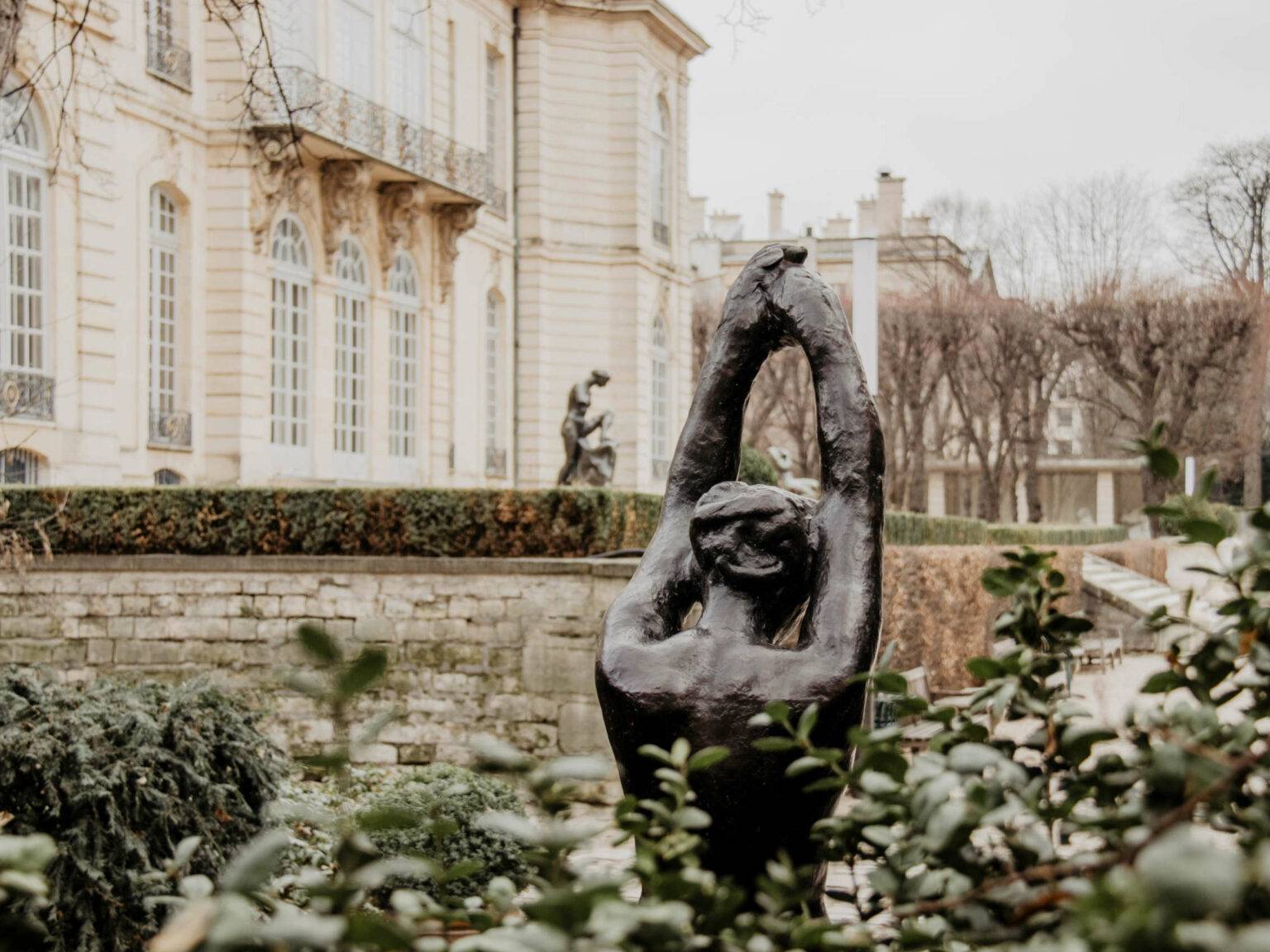 Vor dem Musee Rodin in Paris befinden sich Skulpturen des Bildhauers Auguste Rodin - empfehlenswert für Kunstliebhaber.
