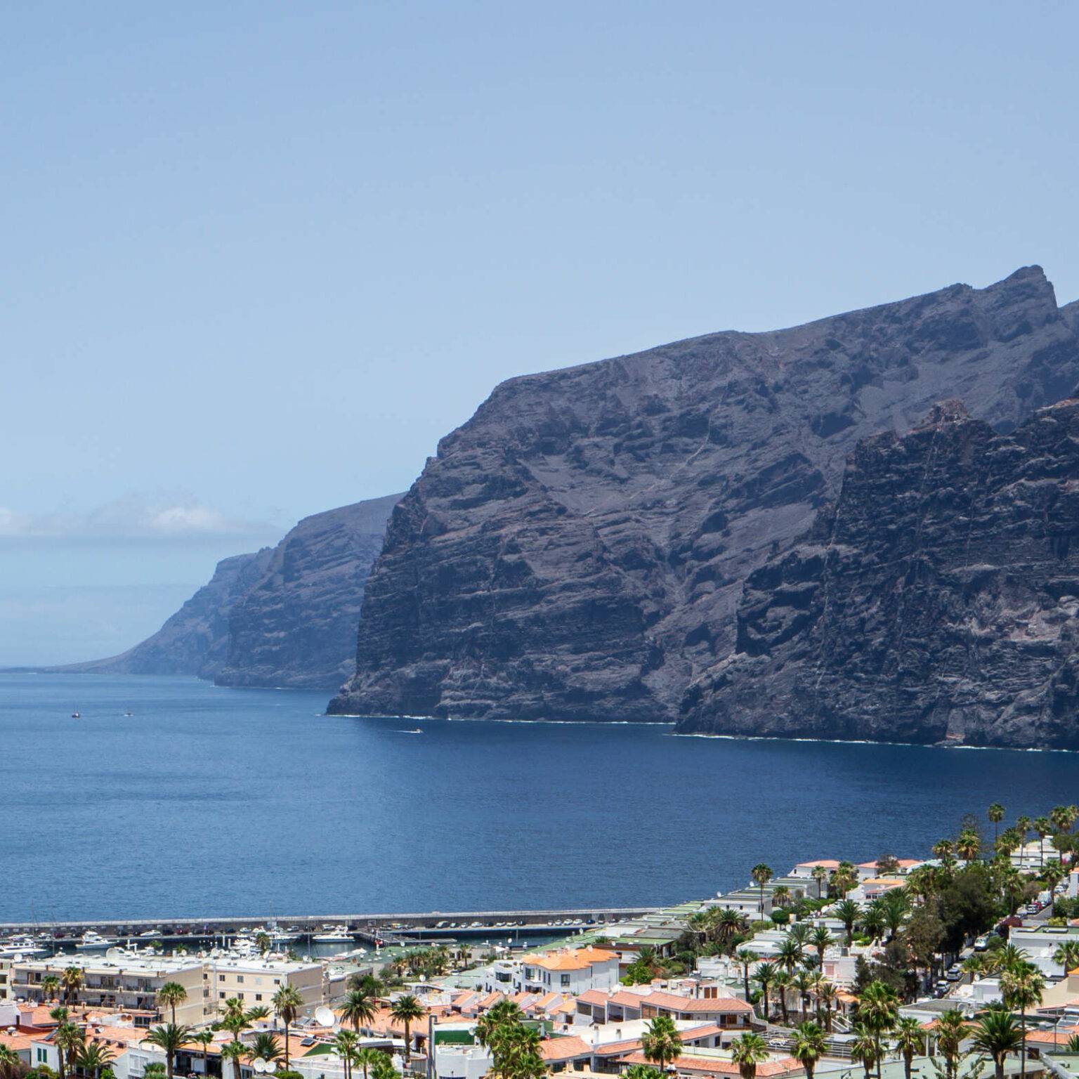 Besonders beeindruckend für Reisende ist die Steilküste Los Gigantes im Westen der Kanareninsel Teneriffa.