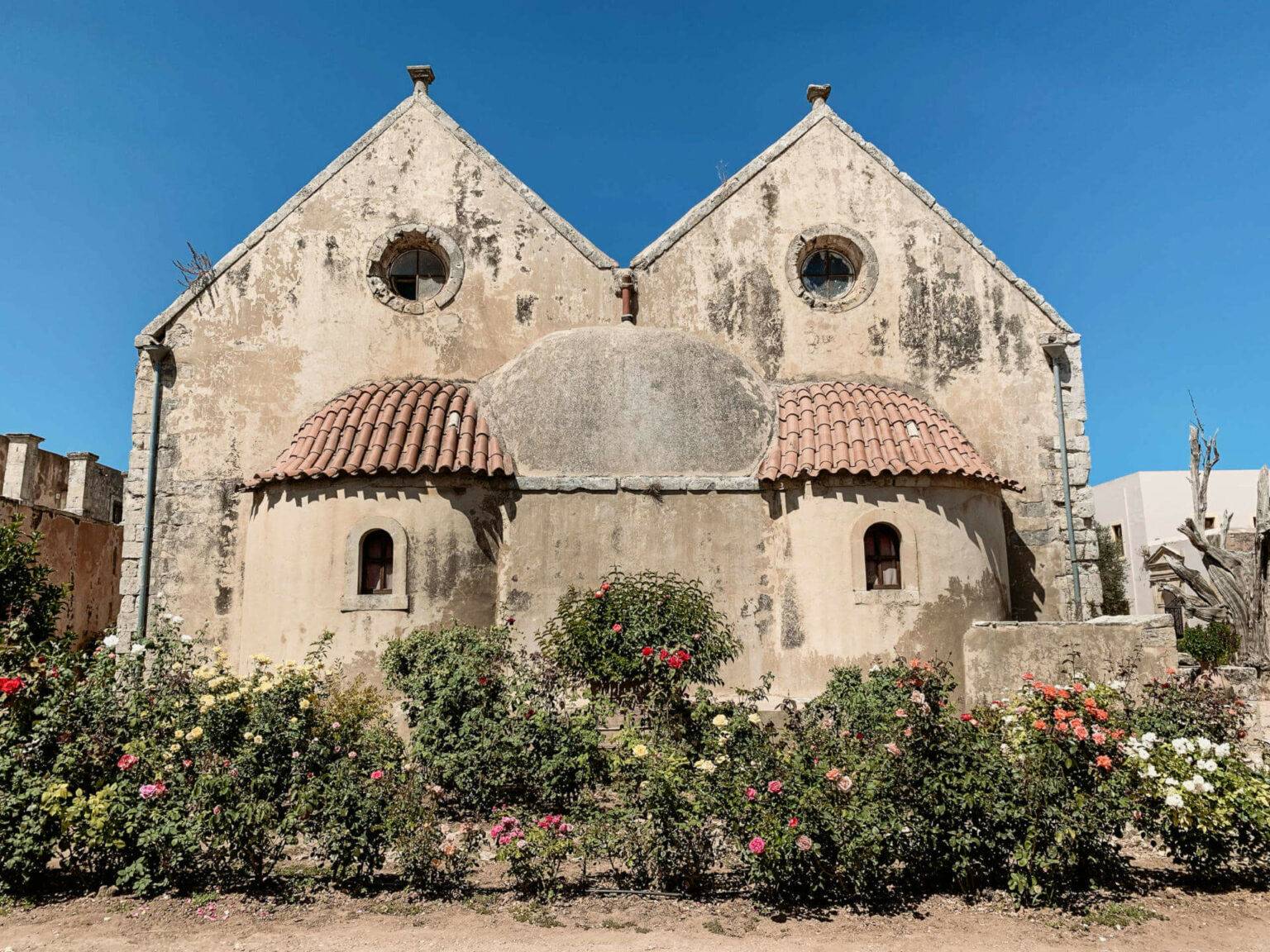 Sehr sehenswert: Das alte Kloster Arkadi auf Kreta, das im Sommer seine Besucher mit einer Blütenpracht überrascht, hat eine spannende Geschichte.