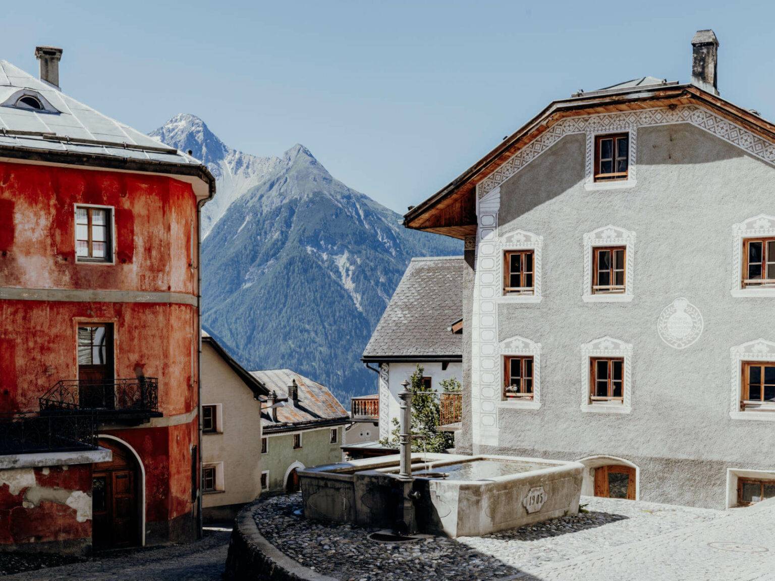 Häuser in Tschlin, Schweiz