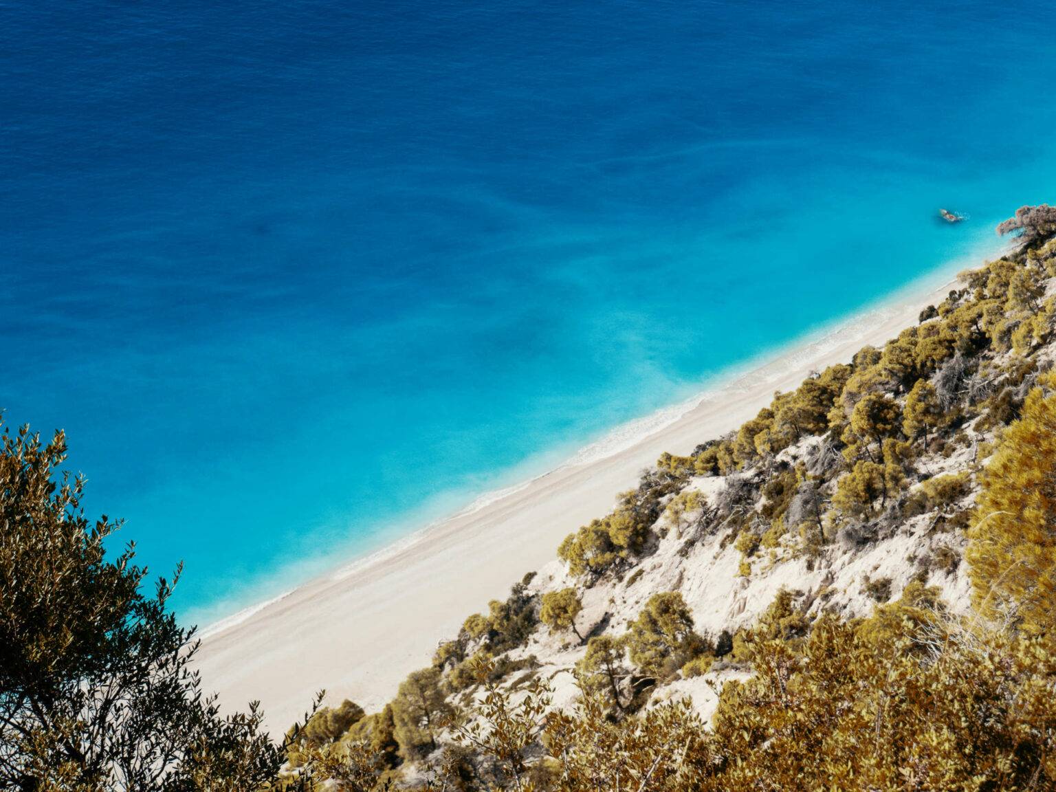Von oben betrachtet schimmert das Wasser um die griechische Insel Lefkada in einem noch intensiveren Blau - ein Traum für jeden Urlauber.