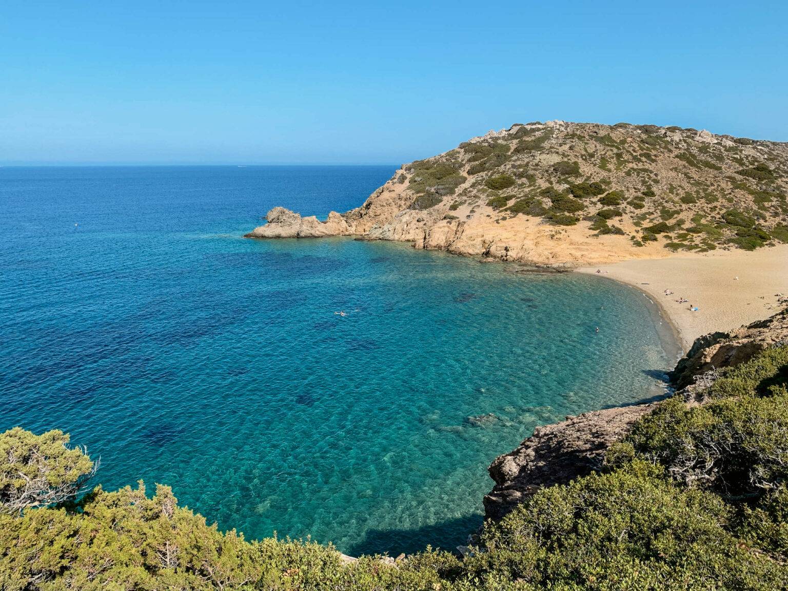 Blick von einer Landzunge aus hinunter auf türkisblaues Meer und den idyllischen Psili Ammos Beach auf Kreta.