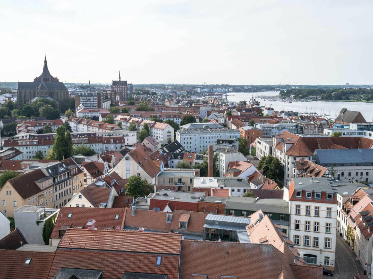 Das Panorama von der Petrikirche aus über die Dächer Rostocks hinweg bis zum Fluss Warnow.