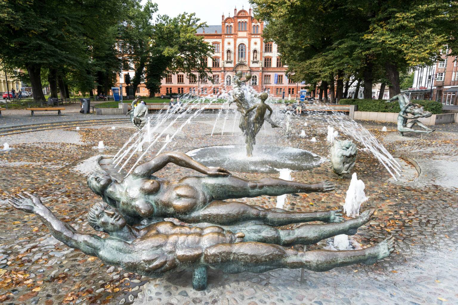 Der "Porno-Brunnen" vor dem Universitätsgebäude